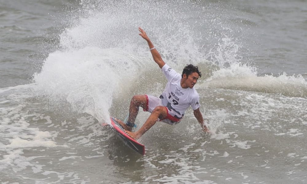 Surfing adalah olahraga air yang memikat banyak orang dengan keindahan alamnya dan tantangan yang ditawarkannya.